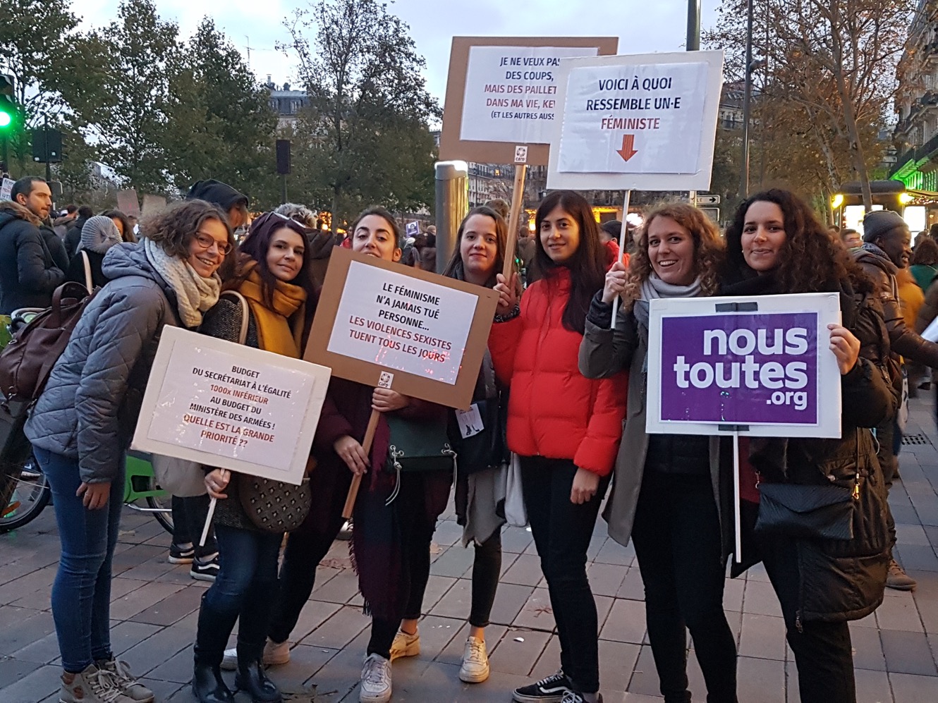 Le personnel de l’association CARE France se mobilise contre la pauvreté dans le monde.