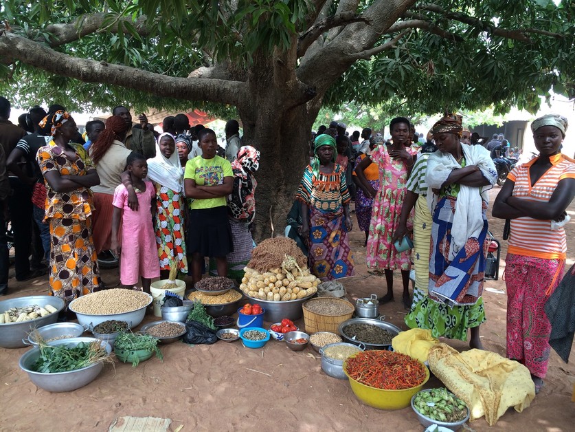 des habitants d'un village au Ghana