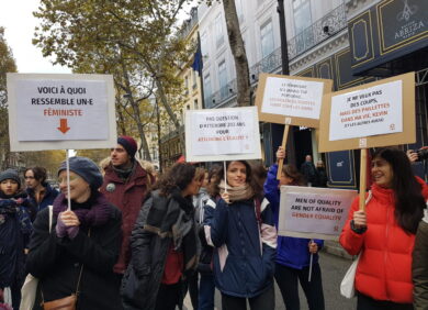 L’ONG CARE manifeste et se mobilise contre les violences faites aux femmes.