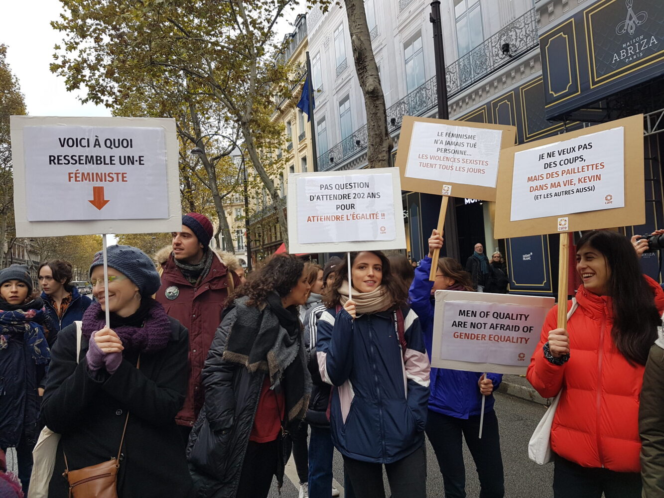 L’ONG CARE manifeste et se mobilise contre les violences faites aux femmes.