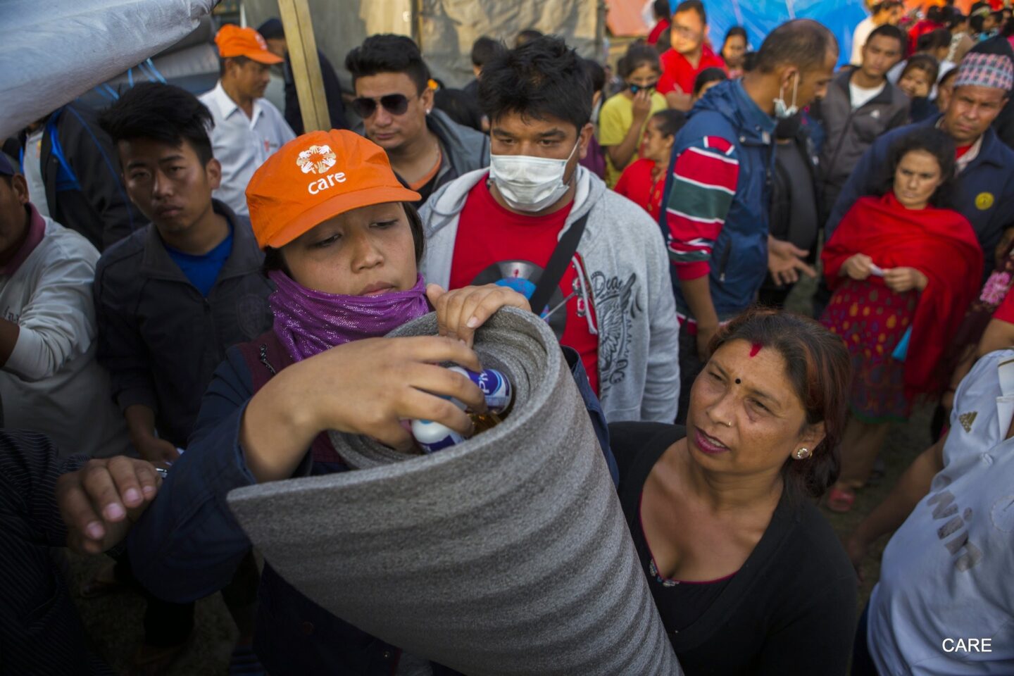 L’ONG CARE apport une aide humanitaire d’urgence au Népal