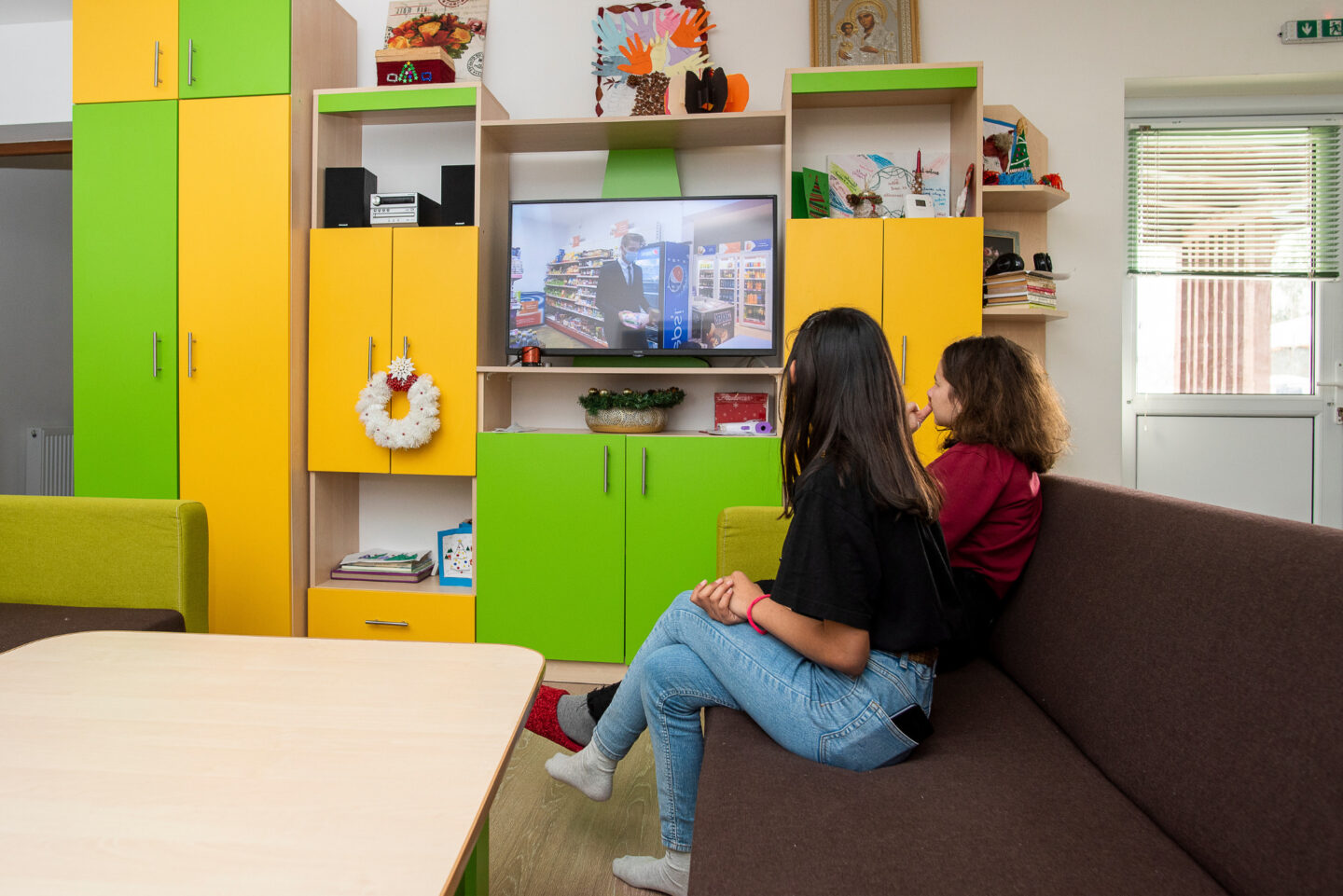 Des enfants regardent la télé dans une maison construite par CARE en Roumanie