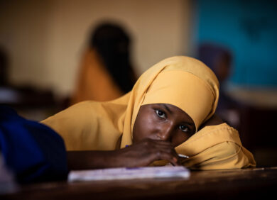 Une jeune fille à l'école en Somalie