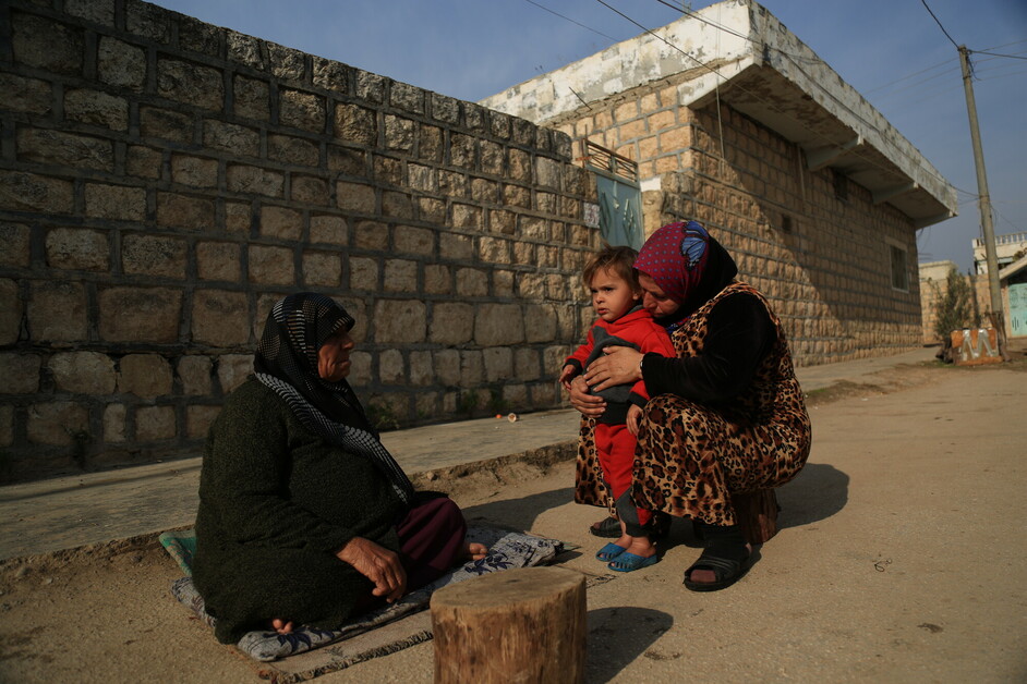 Najwa dit au revoir à sa mère et ses filles avant d'aller travailler