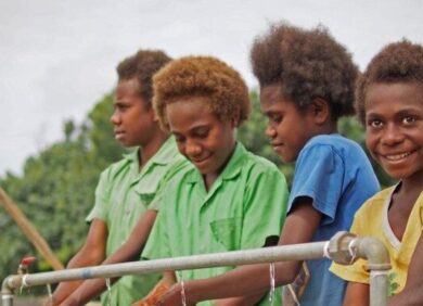 Au Vanuatu, l'ONG CARE a construit des toilettes dans les écoles.