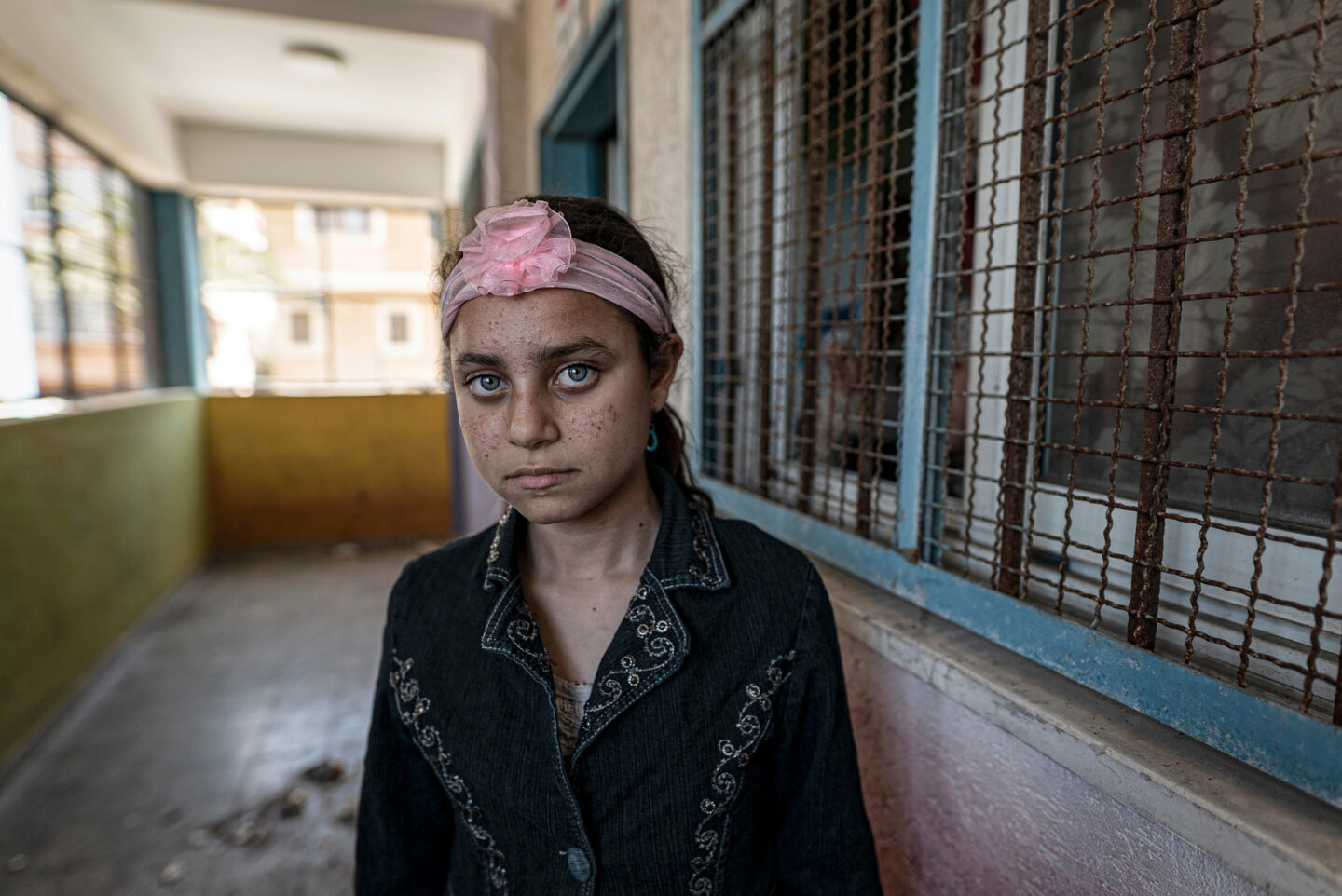 Une jeune fille à Gaza réfugiée dans une école après des bombardements