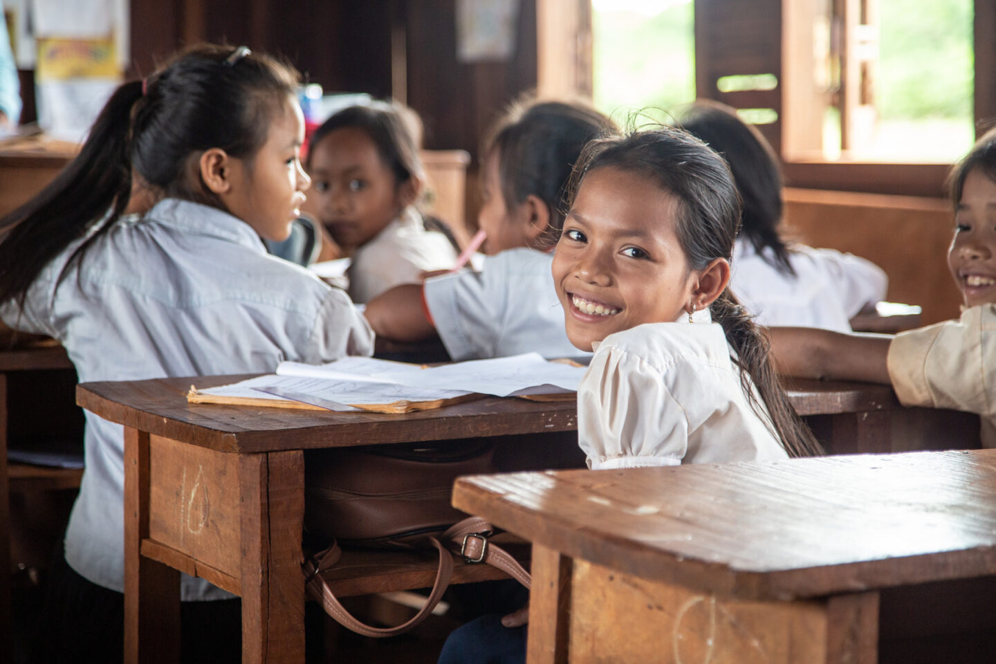 L'association CARE aide les filles à aller à l'école, comme cette fillette au Cambodge