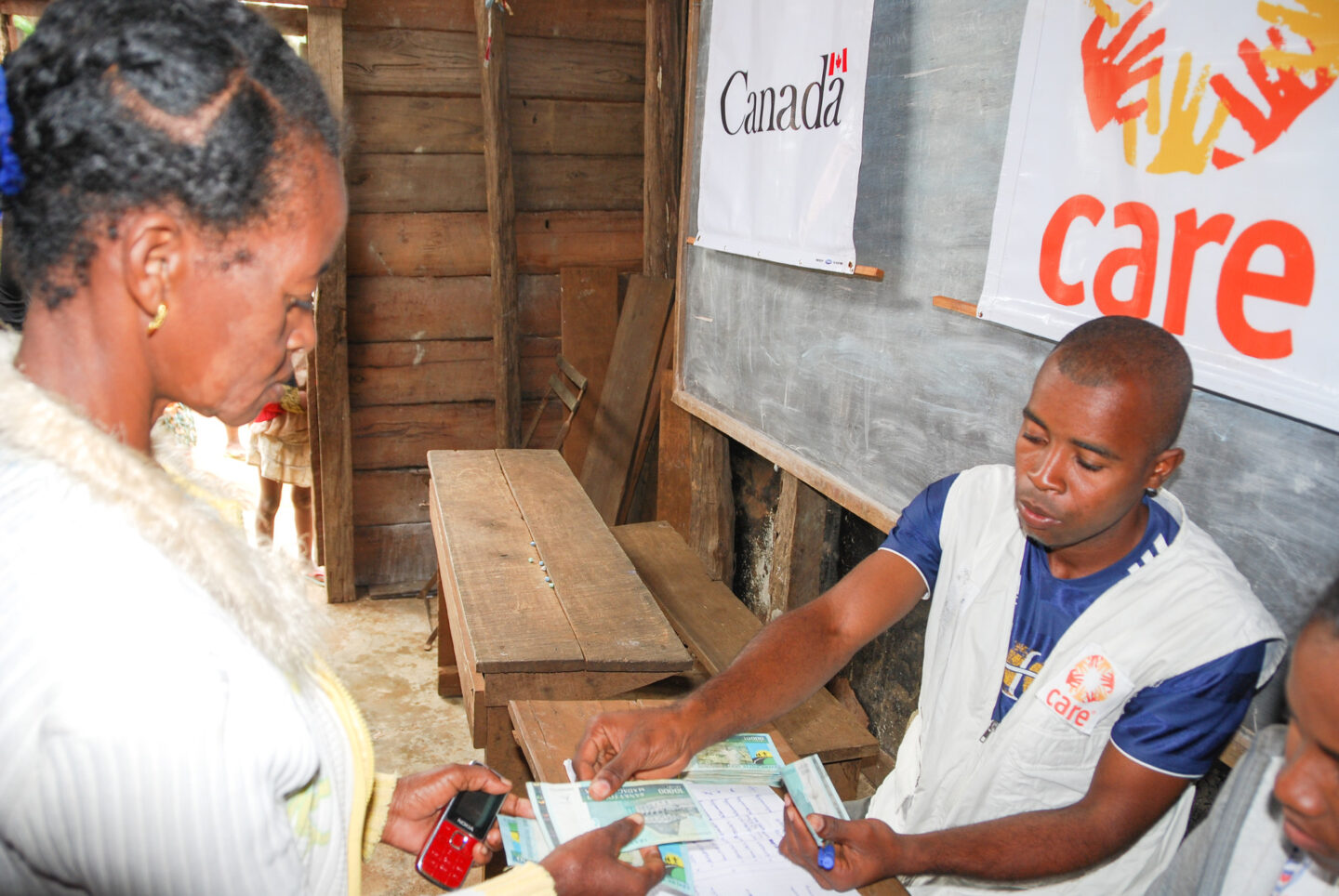 Distribution d'urgence et soutien financier par l'association CARE à Madagascar