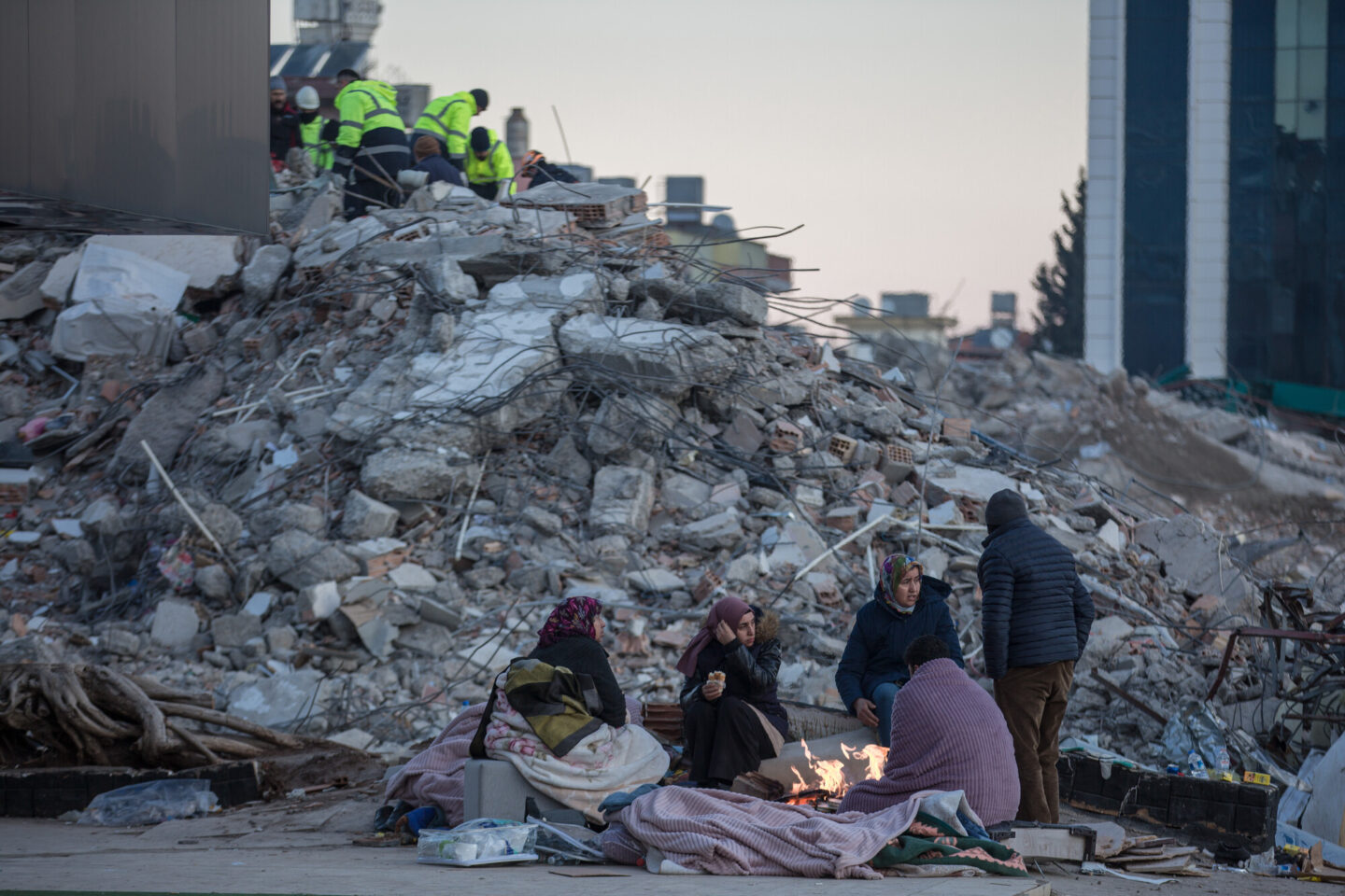 Des milliers de bâtiments ont été détruits en Syrie et Turquie suite au séisme. L'association CARE apporte une aide d'urgence aux populations