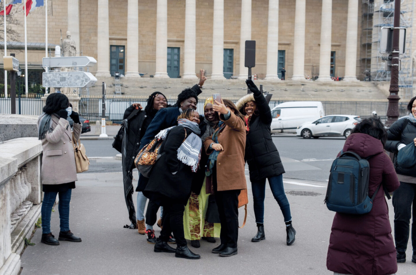 La délégation féministes en action devant l'Assemblée nationale