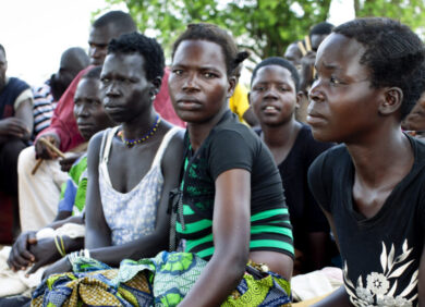 Groupe de jeunes femmes et hommes en Afrique