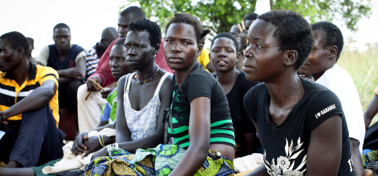 Groupe de jeunes femmes et hommes en Afrique