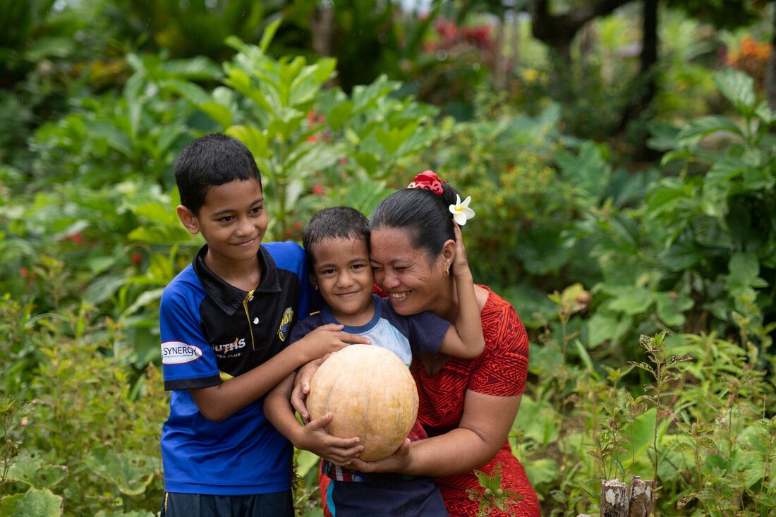 L'ONG CARE soutient les agricultrices comme Silaumua, aux Samoa.