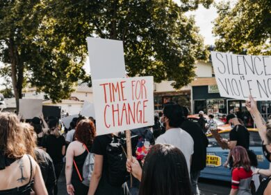 L'ONG CARE se mobilise contre les violences faites aux femmes.