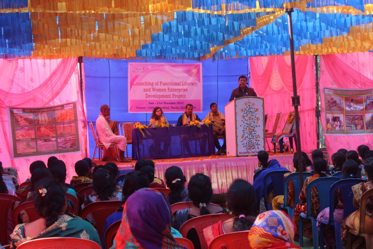 l'ONG CARE se mobilise pour l'alphabétisation des femmes en Inde.