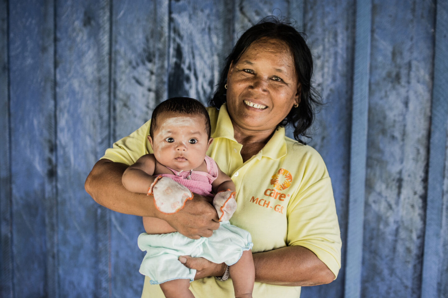 Un staff de l'ONG CARE et un bébé au Cambodge