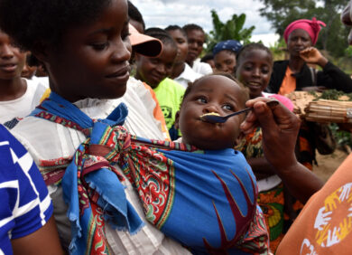 Femme et son enfant recevant de l'aide alimentaire -contre la faim