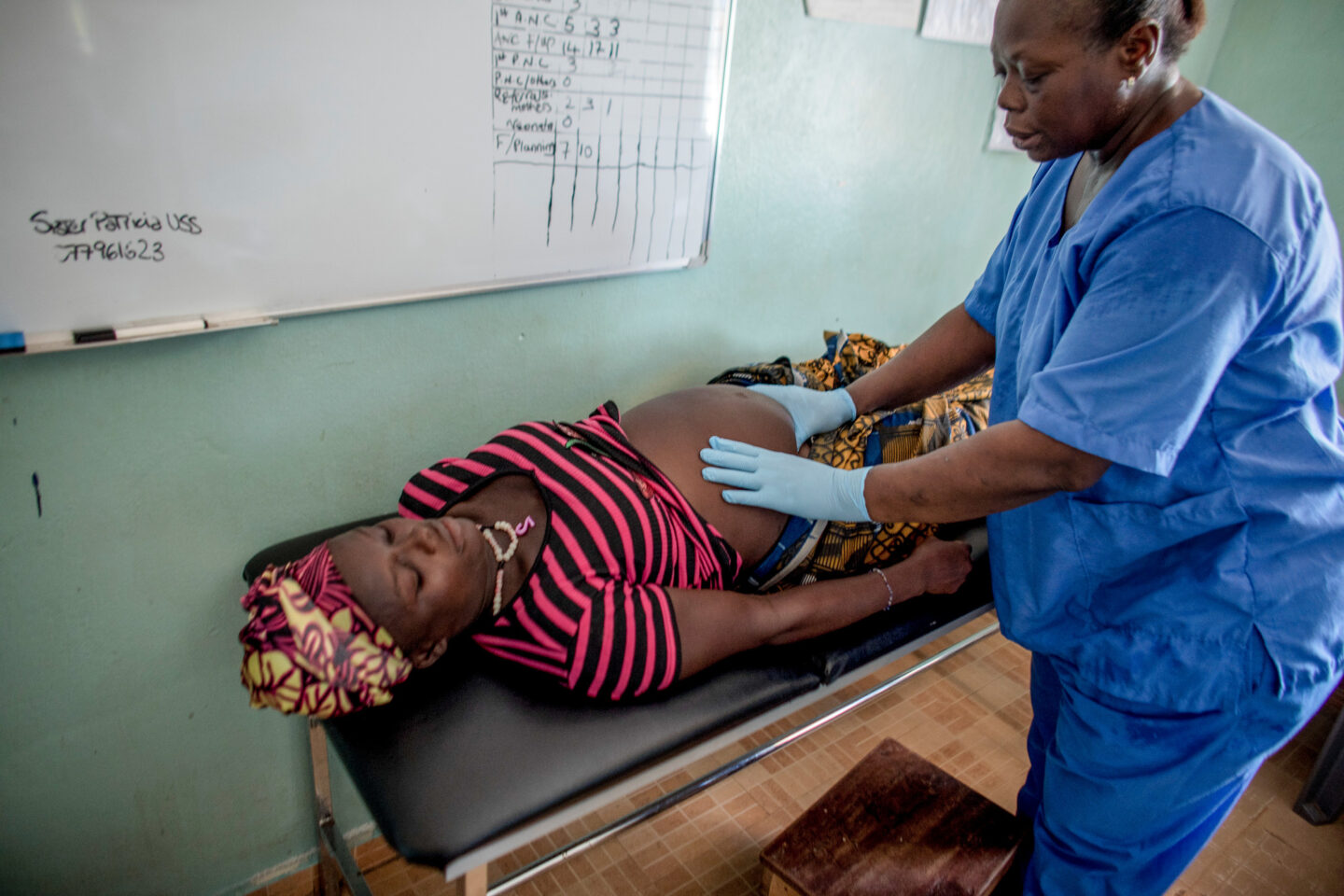 Une consultation pour une femme enceinte dans un centre de santé soutenu par l'ONG CARE au Sierra Leone