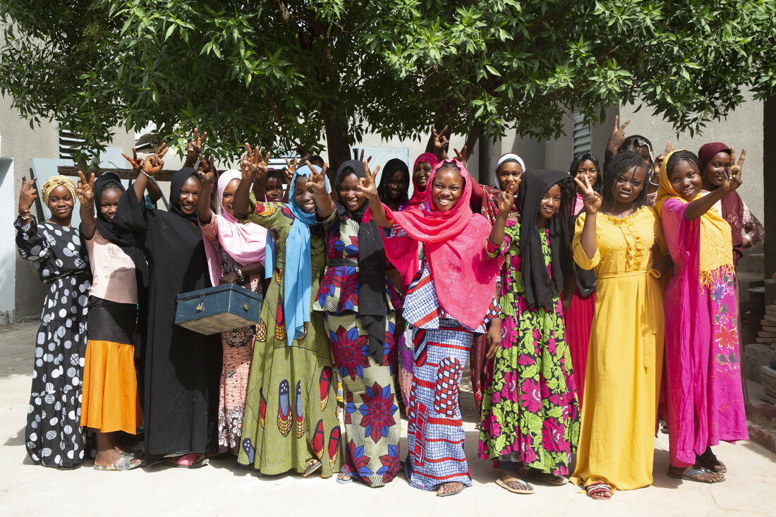 Au Mali, l'ONG CARE défend de droit des filles à l'éducation et à l'indépendance.