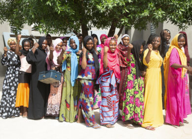 Au Mali, l'ONG CARE défend de droit des filles à l'éducation et à l'indépendance.