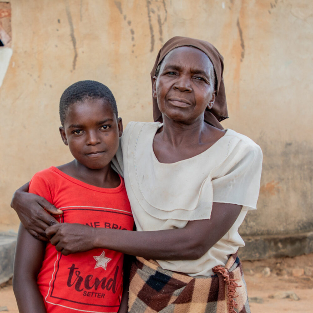 Grand-mère de 64 ans et sa petite-fille accompagnées par CARE pour s'adapter au changement climatique - Zimbabwe