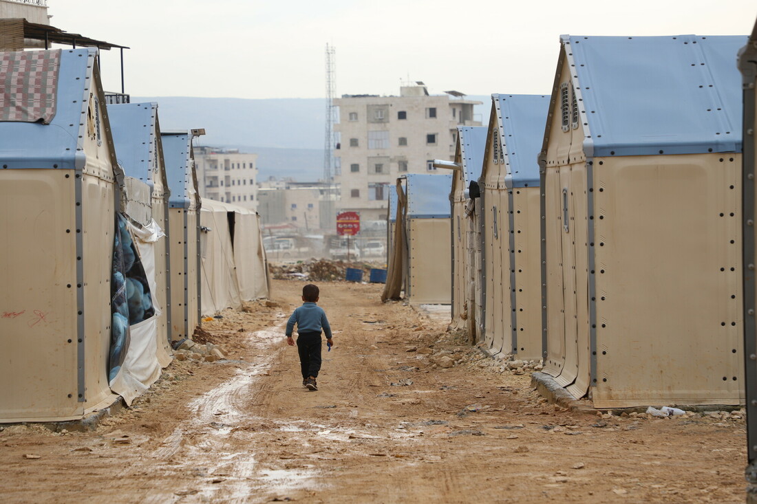 1 an après les tremblements de terre en Turquie et en Syrie, l'ONG CARE soutient la reconstruction de la population et apporte une aide humanitaire.