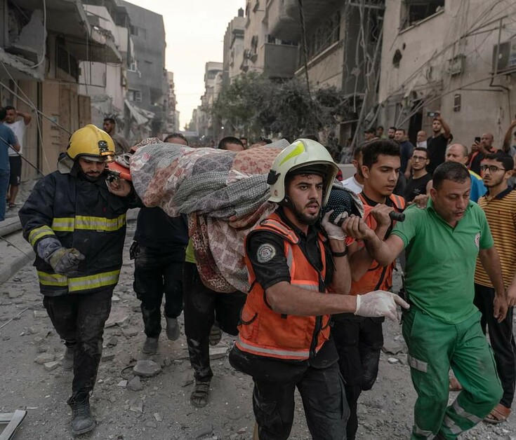 Un civil blessé transporté par les secours à Gaza