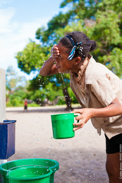 Une fille devant un point d'eau à Madagascar