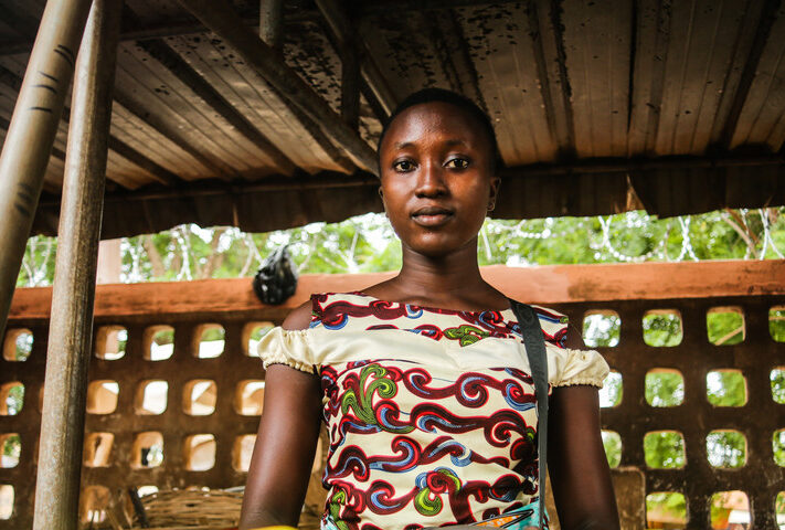 Une femme dans un marché en Afrique