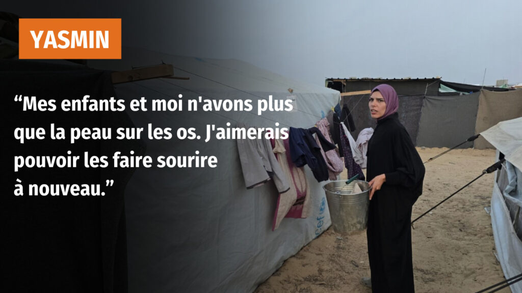 Une femme étend son linge dans un camp de déplacés à Gaza