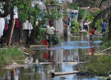 Un enfant marche dans la rue suite à des inondations