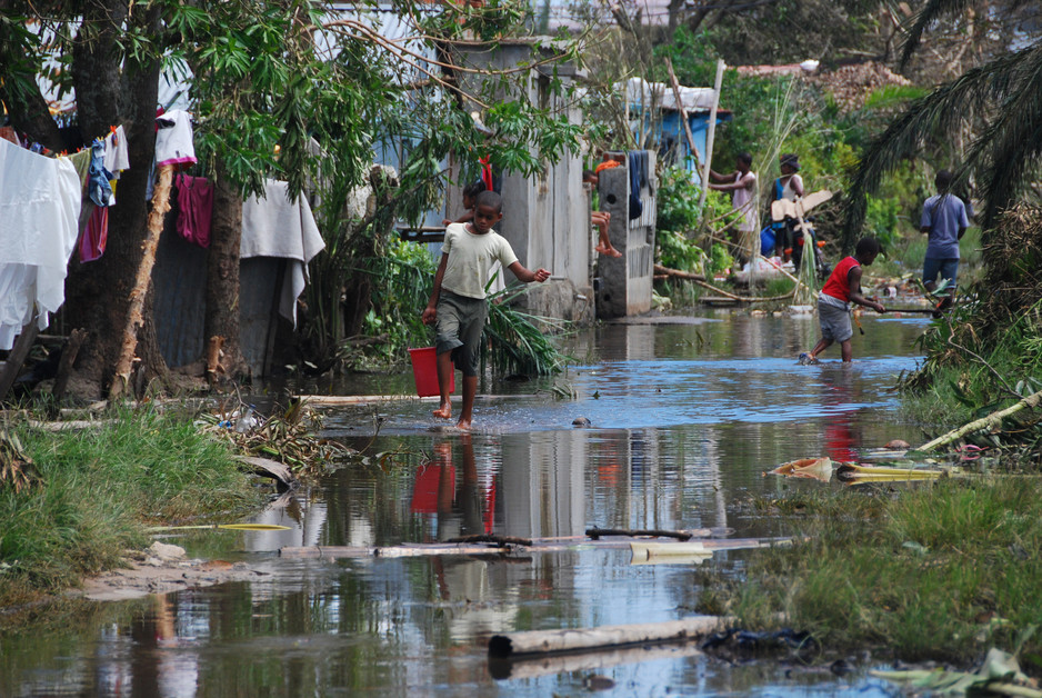 Un enfant marche dans la rue suite à des inondations