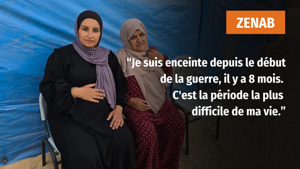 Deux femmes dans un camp de déplacés par la guerre à Gaza