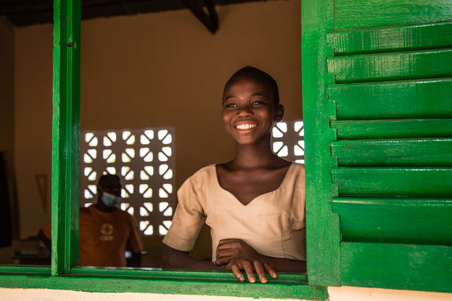 Une fille dans une école au Togo