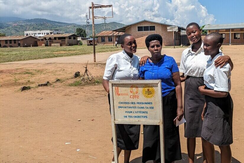 un groupe de filles devant une école au Burundi