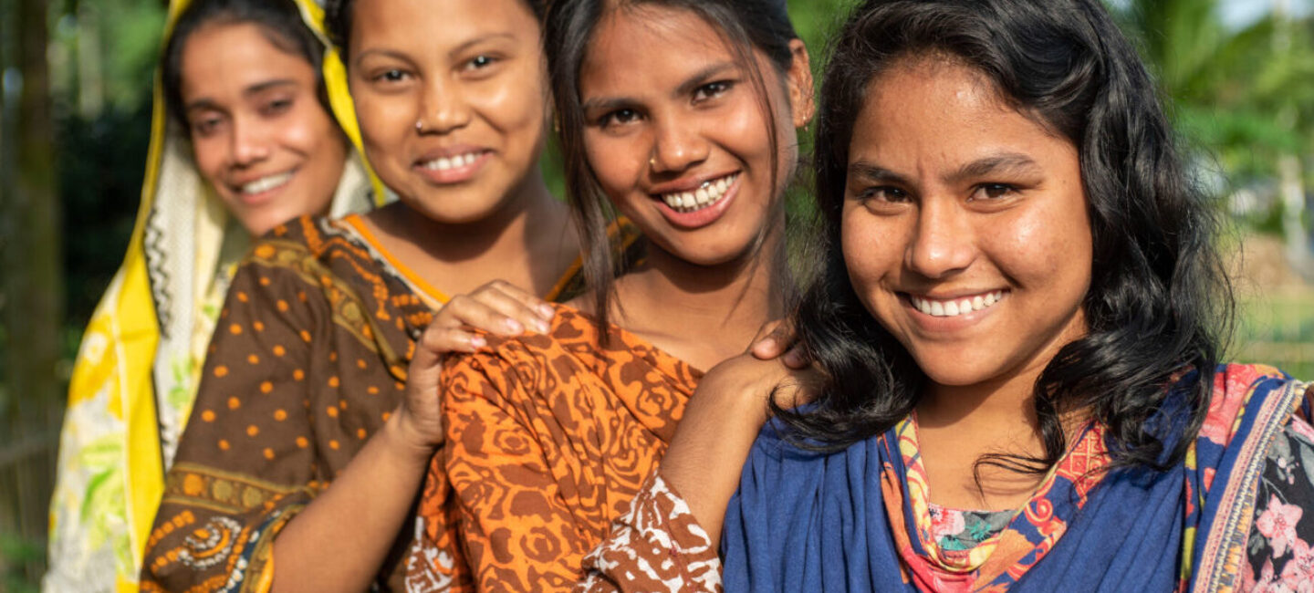 un groupe de filles au Bangladesh