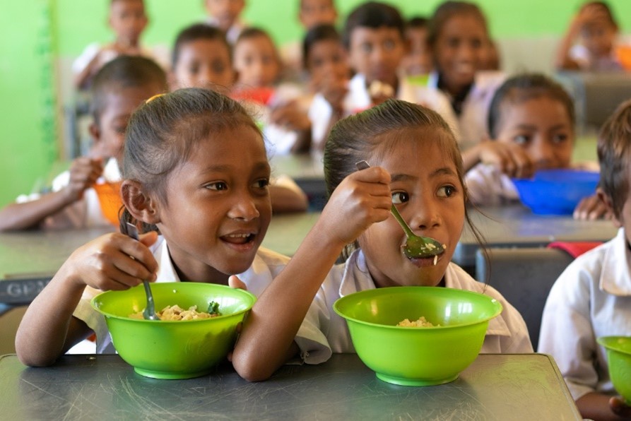 Des enfants dans une cantine scolaire