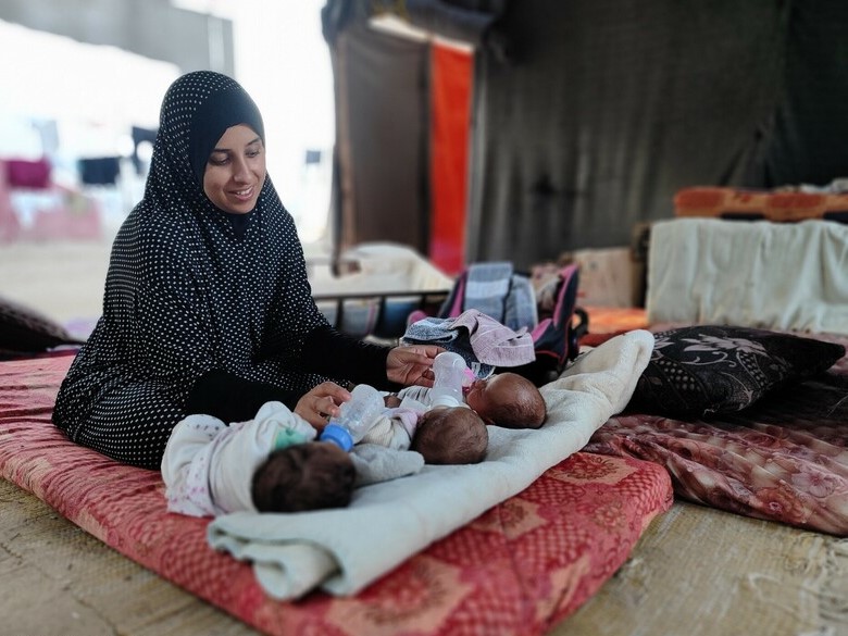 Une femme ayant fui la guerre à Gaza avec sa famille