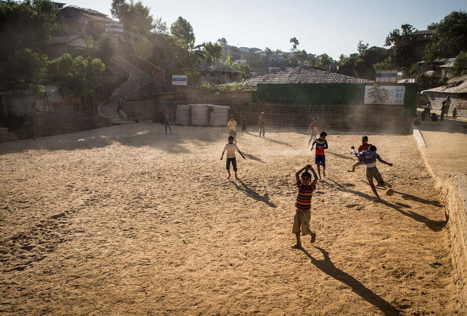 un groupe d'enfants fait du sport