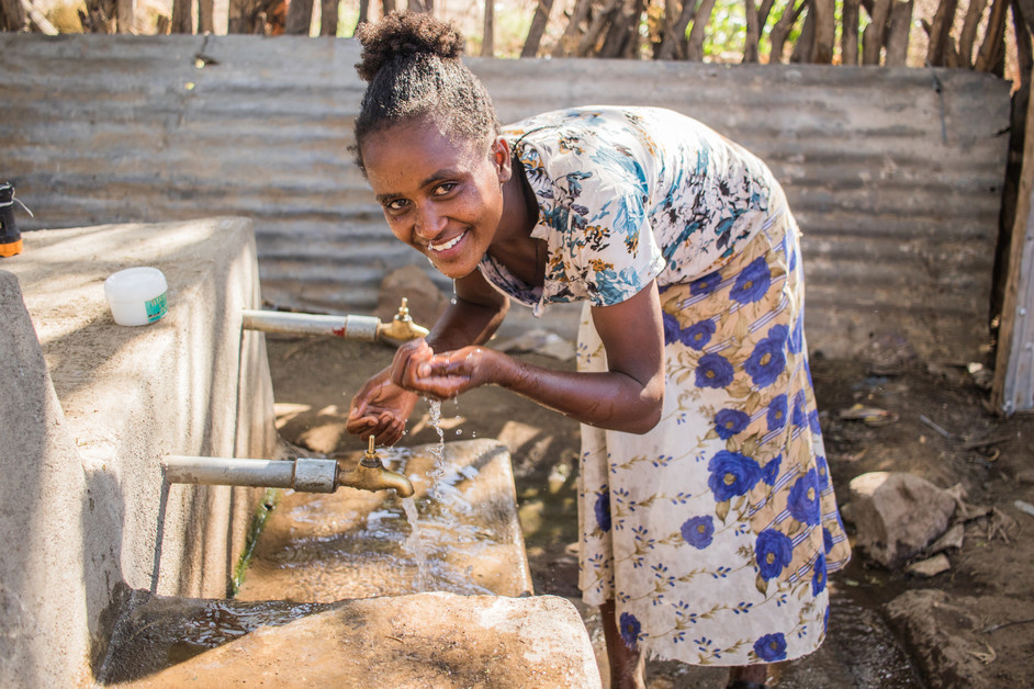 Une fille boit de l'eau en Ethiopie