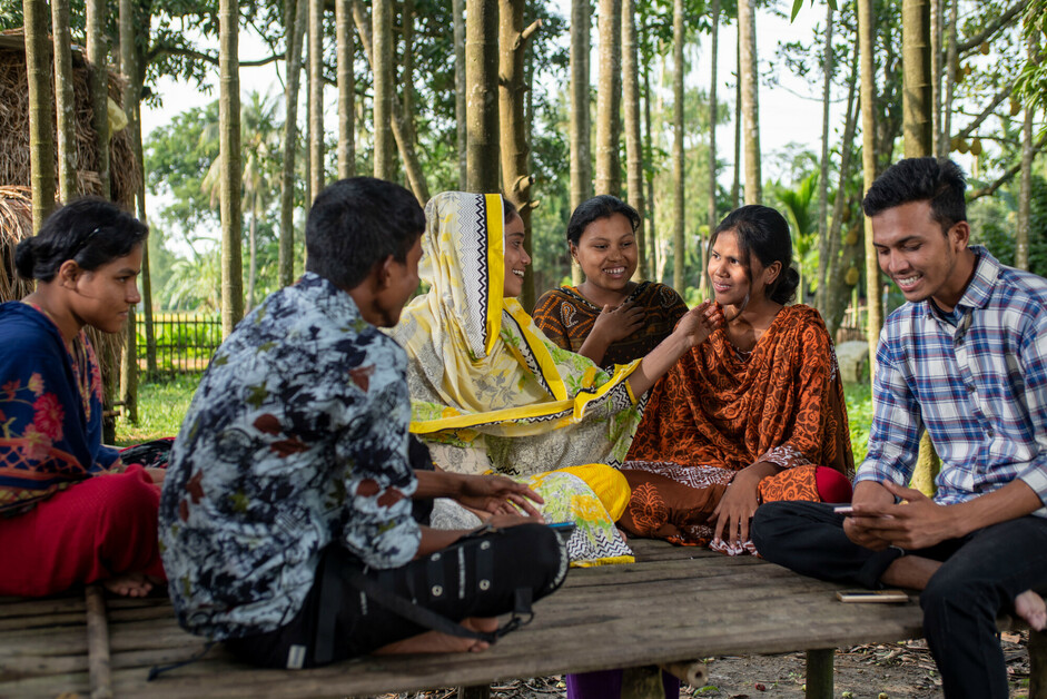 Un groupe de filles et de garçons au Bangladesh