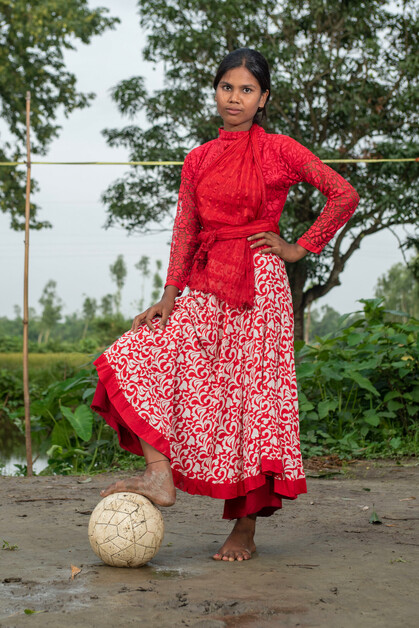 Une fille avec un ballon de football au Bangladesh