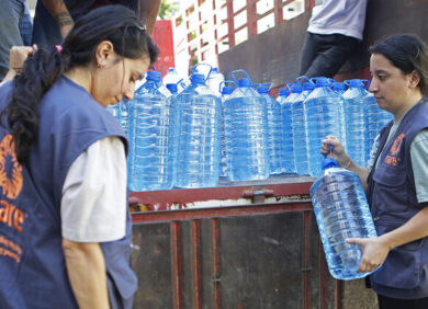 Des travailleurs humanitaires se préparent à distribuer de l'eau potable au Liban