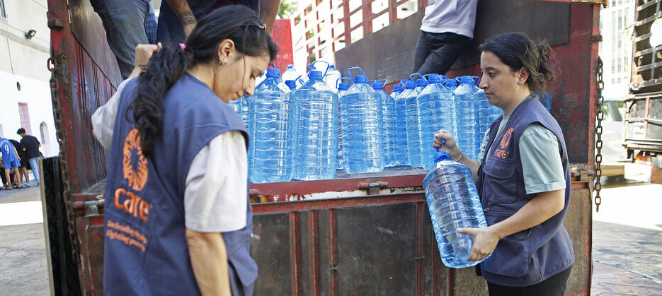 Des travailleurs humanitaires se préparent à distribuer de l'eau potable au Liban