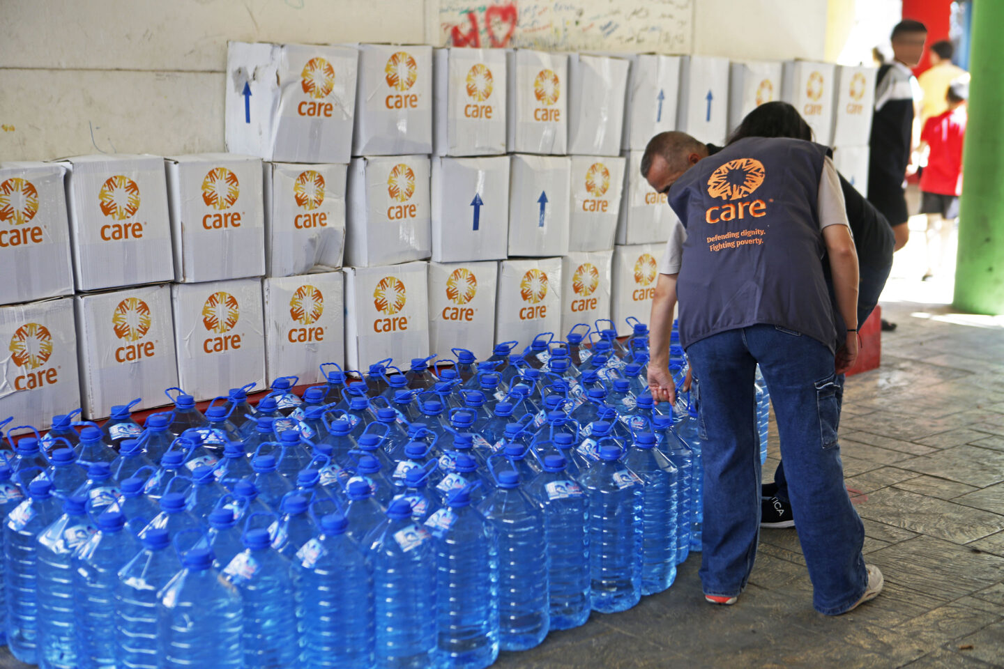 Des humanitaires distribuent de l'eau potable au Liban