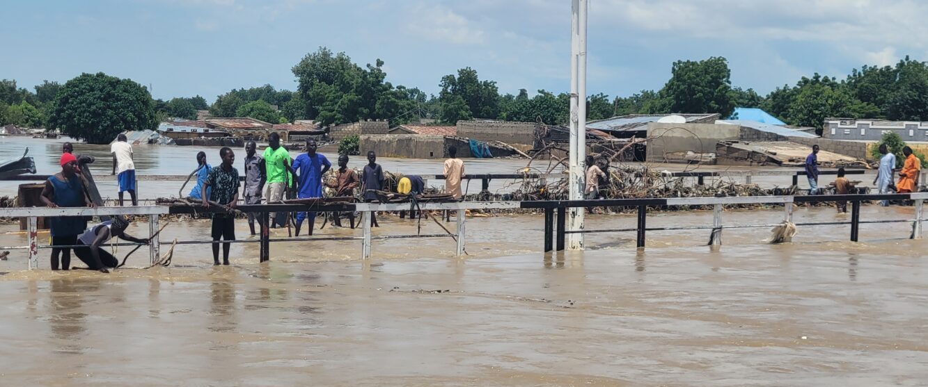 Des villageois dans un village inondé au Nigéria