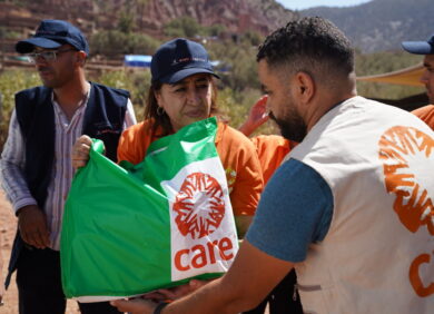 Deux membres de l'ONG CARE en train de distribuer des vivres au Maroc