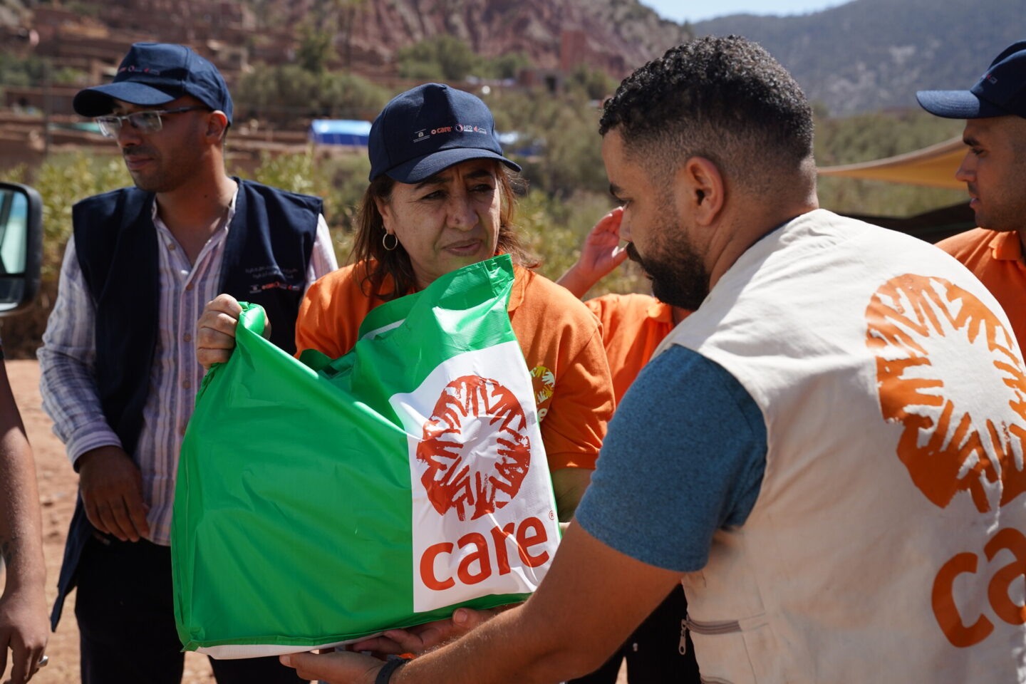 Deux membres de l'ONG CARE en train de distribuer des vivres au Maroc