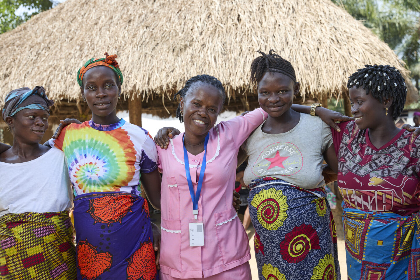 Une sage-femme avec ses patientes en Sierra Leone