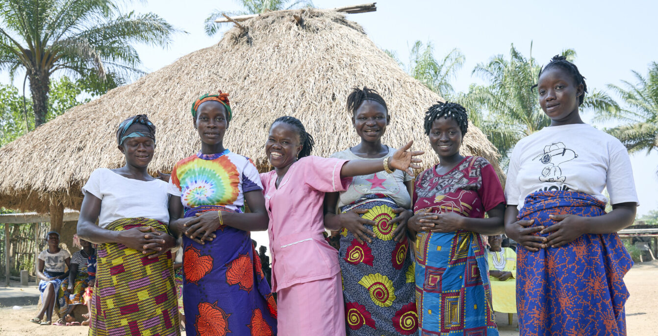 Des femmes dans un village en Sierra Leone